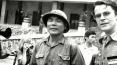 Ông Borries chụp hình chung với ông Tùng trước thềm Dinh Độc Lập