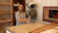 عامل فرن في العراق