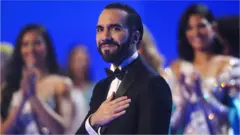 نایب بوکله در مراسم دختر شایسته جهان که نوامبر ۲۰۲۳ در السالوادور برگزار شد