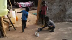 أطفال سودانيون فروا من العنف يلعبون في ساحة منزل عائلة تشادية