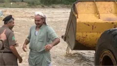 سائق جرافة ينقذ محاصرين بالسعودية