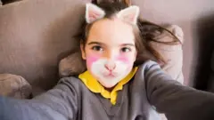 طفله تصور نفسها
