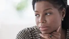 Une femme qui a l'air anxieuse