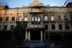 ด้านหน้าของอาคาร