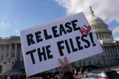 Manifestante segura cartaz pedindo a publicação dos arquivos de Epstein em protesto em frente ao Capitólio, em Washington, em 12 de novembro de 2025