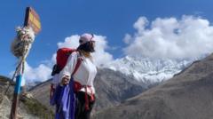 जो चाडबाडकै मौकामा परिवारसँग छुट्टिएर हिमालतिर हिँड्छन्