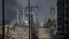 La panorámica de una calle en la ciudad de Gaza después de un ataque aéreo.