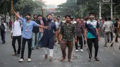 याच वर्षी नोव्हेंबर महिन्यात बांगलादेशचे संस्थापक शेख मुजीब-उर रहमान यांच्या घराची तोडफोड केल्यानंतर आंदोलक