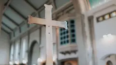 Cruz dentro de igreja