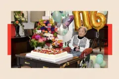 Tomiko Itooka en su cumpleaños 116, frente a un gran pastel.