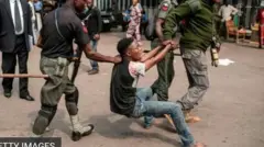 Ọlọ́pàá mẹ́ta ń wọ́ afurasí kan nilẹ 