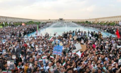 امروز دوم تیرماه سعید جلیلی، مسعود پزشکیان و محمدباقر قالیباف، نامزدهای انتخابات ریاست جمهوری به چندین شهر ایران برای تبلیغات انتخاباتی سفر کردند. ‌ تصاویری از استقبال پرجمعیت طرفداران آنها در شهرهای سنندج، شیراز، قزوین و اصفهان منتشر شده است. ‌