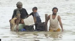 Awọn eeyan kan loju omi ni PAkistan