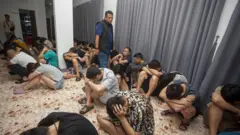 Polisi menangkap puluhan warga negara asing asal China saat penggerebekan di dalam kawasan Cammo Industrial Park, Batam, Kepulauan Riau, Selasa (29/8).