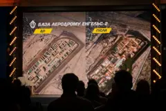 Люди дивляться на великий екран