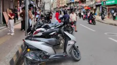 महानगरप्रहरी नखटिँदा सडकमा पार्किङ भएको दृश्य