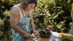 mulher preparando comida