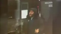Anthony Williams, un hombre con barba, chaqueta negra visto en circuito cerrado de TV.