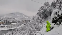 Radnik u odelu namešta strut