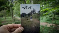 Em foto de outubro de 2006, Silva aparece segurando uma muda de árvore recém-plantada