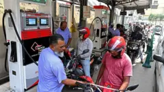 জ্বালানি তেলের মজুত ও পাচার ঠেকাতে পুরষ্কার ঘোষণা করেছে সরকার