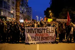 "Üniversiteliler ayakta, akademi boykotta" yazılı pankart taşıyan protestocular
