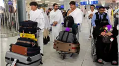 Les familles des victimes de l'attaque des mosquées en Nouvelle-Zélande en mars 2019 arrivent à l'aéroport de Djeddah le 2 août 2019