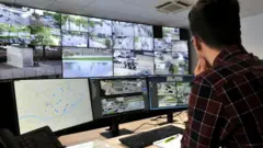 Mevcut güvenlik kameralarına maske takma ve sosyal mesafeyi izleme algoritmaları yerleştirilecek