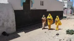 የሶማሊያ ሴቶች የፊት ጭምብል አድርገው