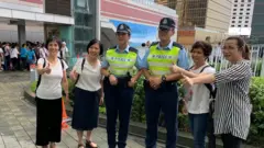 據目測，參加建制派集會的人平均年齡較大。