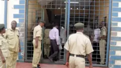 Awọn wọda duro siwaju abawọle ọkan lara ọgba ẹwọn nilẹ wa