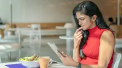 ஹோட்டலில் சாப்பிட்ட பிறகு சேவைக் கட்டணம் கேட்டால் என்ன செய்வது?