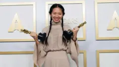 Chloe Zhao con su estatuilla