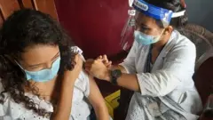 कोभिडविरुद्ध खोप लगाउँदै