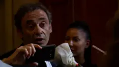 Laurent Bayon wunganira Kabuga nyuma y'urubanza aganira n'abanyamakuru