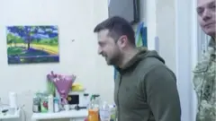 Shugaban Ukraine Volodymyr Zelensky ya ziyarci sojojin kasar da suka jikkata wadanda ke kwance a asibiti suna jinya.