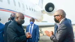 Perezida Evariste Ndayishimiye (ibumoso) ku wa mbere ubwo yakirwaga mu murwa mukuru Kinshasa wa DR Congo na Minisitiri w'intebe Sama Lukonde