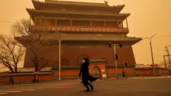 北京遭遇了近十年來最嚴重的沙塵暴。