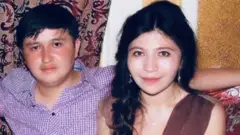 雷漢·阿薩特（Rayhan Asat，右）的兄弟埃克帕·阿薩特（Ekpar Asat）