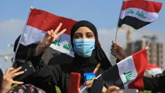 شادی معترضان در عراق در پی مطرح شدن احتمال کناره‌گیری دولت