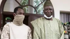 La nomination de Bah Ndaw (R) comme chef intérimaire a été annoncée lundi