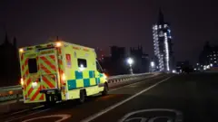 Лондон. Биг Бен ёнида Тез ёрдам машинаси