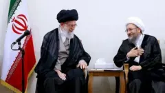صادق لاریجانی رئیس پیشین قوه قضائیه و رئیس کنونی مجمع تشخیص مصلحت نظام و آیت الله علی خامنه ای رهبر ایران