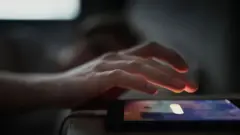 الدوافع النفسية وراء "السهر بدافع الانتقام"