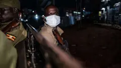 Des policiers de l'aéroport d'Entebbe ont procédé à l'arrestation de plus de vingt personnes ayant présenté des faux carnets de test contre le coronavirus