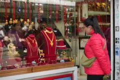 सुन पसलमा गरगहना हेर्दै एक महिला