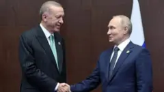 প্রেসিডেন্ট পুতিন (ডানে) এবং প্রেসিডেন্ট এরদোয়ান।