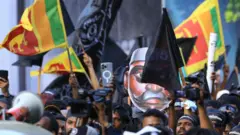 প্রেসিডেন্ট প্রাসাদের বাইরে বিক্ষুব্ধ জনতা, ০৯/০৭/২০২২