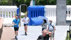 香港會議展覽中心外灣仔海傍民眾跑步通過保安水碼下的狹窄小門（28/6/2022）