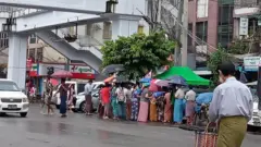 ရန်ကုန်ဆေးရုံကြီးအနီး အနော်ရထာလမ်းပေါ်က ဆေးဆိုင်မှာ လူတွေတန်းစီပြီးဆေးဝယ်နေကြစဥ်